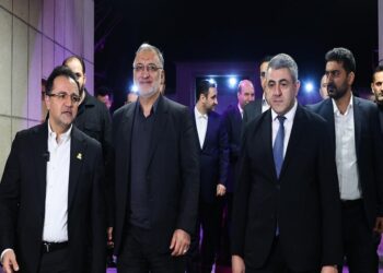 اهدا آثار دستی هنرمندان ایرانی