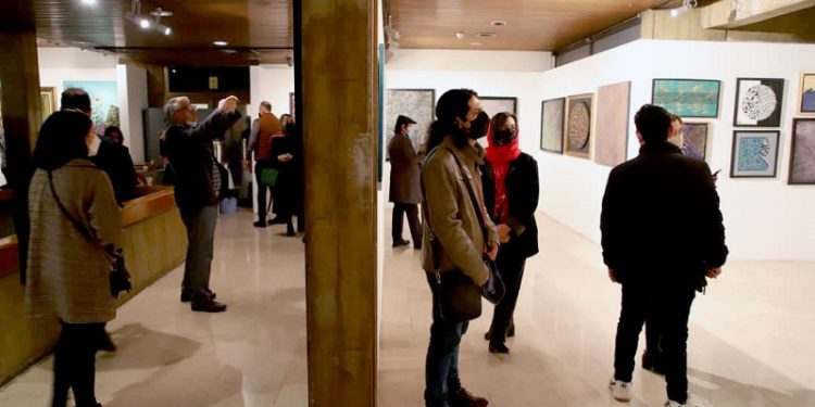 بازدید محمدمهدی احمدی، از نمایشگاههای تجسمی فرهنگسرای نیاوران