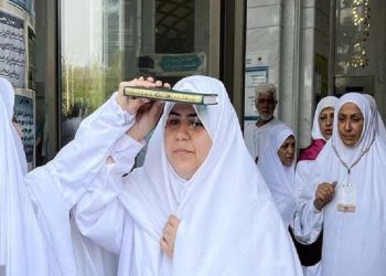 دانشجویان عمره‌گذار توسط وزیر علوم بدرقه شدند