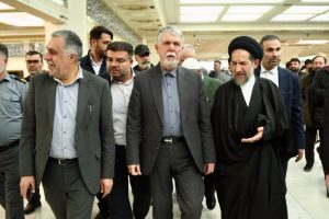  با حضور سیدعباس صالحی وزیر فرهنگ و ارشاد اسلامی، حجت الاسلام سیدمحمدحسن ابوترابی فرد امام جمعه موقت تهران و برخی از مهمانان داخلی و خارجی و شخصیت‌های فرهنگی در مصلای تهران آغاز شد.