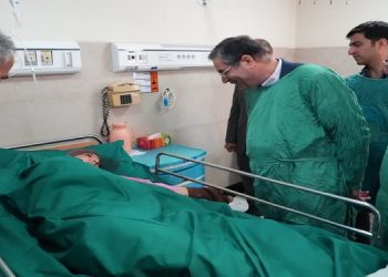 عیادت نماینده وزیر آموزش و پرورش از دانش آموزان حادثه دیده در ارومیه