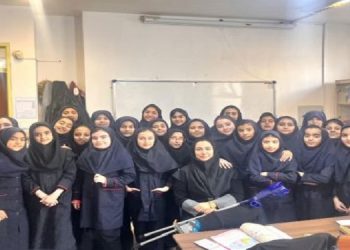 علم آران و بیدگلی که روی گچِ پای خود، شعری از ایثار نوشت