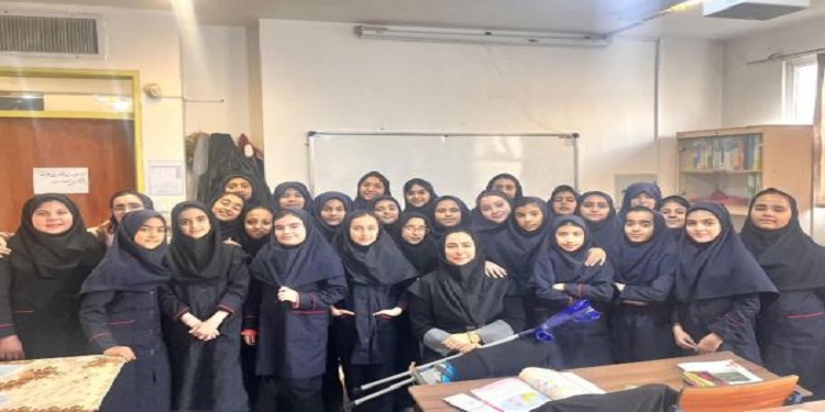 علم آران و بیدگلی که روی گچِ پای خود، شعری از ایثار نوشت