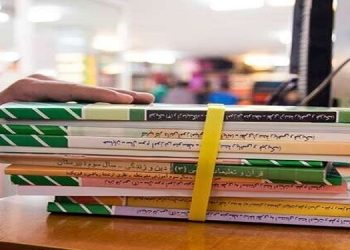 علوی‌تبار گفت: ثبت سفارش کتاب‌های درسی دانش آموزان میان پایه تا دهم شهریور تمدید شد. وی افزود: ثبت سفارش کتاب‌های درسی دانش آموزان پایه‌های اول؛ هفتم و دهم نیز از هفتم تیر آغاز می‌شود. علوی تبار در ادامه گفت: به منظور دسترسی به سامانه فروش و توزیع مواد آموزشی به آدرس https://irtextbook.ir مراجعه کنند.