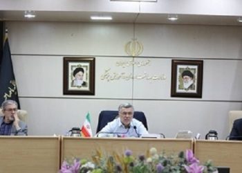 محمد رضا ظفرقندی، صبح امروزیکشنبه ۸ تیر ماه در اجلاس مجازی روسای دانشگاه ها و دانشکده های علوم پزشکی و سازمان های تابعه وزارت بهداشت که با حضور پور محمدی، معاون رییس جمهور و رییس سازمان برنامه و بودجه برگزار شد، اظهار داشت: جنگ ۱۲ روزه صهیونیست ها علیه کشورمان یک برهه تاریخی برای کشور بود و هست. در حال حاضر هم باید پیش بینی کنیم که اگر شرایط بحرانی ادامه داشته باشد باید چه اقدامات و آمادگی هایی داشته باشیم. وی ضمن تقدیر از مدیریت مناسب پور محمدی و همراهی سازمان برنامه و بودجه در این شرایط، افزود: باید آنالیز جامعی از نقاط قوت، تهدیدها و فرصت ها از دانشگاه های علوم پزشکی برای مقابله با بحران های احتمالی آینده صورت گیرد تا در صورت استمرار، نقش و عملکرد صحیحی در قبال کشور و مردم ایفا کنیم.