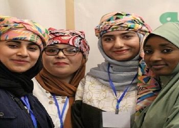 گفت: قبلاً به جهت ورود یا جذب بیش از اندازه دانشجویان خارجی عمدتاً دانشجویان عراقی این مشکل را داشتیم ولی از زمان استقرار دولت آقای پزشکیان در بخشنامه‌ای به تمام دانشگاه‌ها اعلام کردیم که هیچ دانشگاهی حق ندارد به غیر از زبان فارسی و انگلیسی که مصوبه شورای عالی انقلاب فرهنگی است، آموزش دیگری داشته باشد. وی ادامه داد: یعنی اگر دانشجویی زبان فارسی بلد نیست، باید آموزش ببیند و ما در دانشگاه‌هایمان طرح‌هایی داریم به نام دوره‌های آزفا (مرکز آموزش زبان فارسی به غیرفارسی‌زبانان) که در بعضی از دانشگاه‌های ما قدمت بسیار زیادی دارد و دانشگاه موظفند طی ۶ ماه به دانشجویان خارجی فقط زبان فارسی آموزش دهند.
