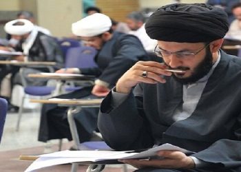 مصاحبه علمی تمام پذیرفته شدگان مرحله اول آزمون نیمه متمرکز دکتری سال ۱۴۰۴ دوره روزانه و نوبت دوم (شبانه) سازمان سنجش آموزش کشور در دانشگاه معارف اسلامی که به تعویق افتاده بود، به صورت حضوری برگزار خواهد شد. داوطلبان می‌بایست طبق برنامه زمانبندی شده در محل دانشگاه، برای انجام مصاحبه حاضر شوند؛ بدیهی است عدم حضور در زمان اعلام شده به منزله انصراف از آزمون تلقی خواهد شد و هیچ‌گونه اعتراضی وارد نخواهد بود. مصاحبه علمی برای پذیرفته شدگان مرحله اول تمام رشته‌های مدرسی معارف اسلامی در تاریخ‌های زیر انجام می‌گیرد: رشته «مدرسی معارف قرآن و حدیث» یکشنبه ۲۲ تیر ۱۴۰۴ رشته «مدرسی تاریخ و فرهنگ و تمدن اسلامی» یکشنبه ۲۲ تیر ۱۴۰۴ رشته «مدرسی انقلاب اسلامی» دوشنبه ۲۳ تیر ۱۴۰۴ رشته «مدرسی اخلاق اسلامی» دوشنبه ۲۳ تیر ۱۴۰۴ رشته «مدرسی مبانی نظری اسلام» دوشنبه ۲۳ تیر ۱۴۰۴ داوطلبانی که مدارک اعلام شده برای ثبت نام در مصاحبه را در تاریخ مقرر تحویل نداده‌اند، حق شرکت در مصاحبه را نخواهند داشت. افرادی که مدارک را به طور ناقص ارائه کرده‌اند، مصاحبه شأن منوط به کامل کردن مدارک در روز مصاحبه است. زمان‌های اعلام شده برای مصاحبه، قطعی بوده و عدم حضور در زمان اعلام شده، به منزله انصراف از آزمون تلقی خواهد شد. با توجه به اینکه زمانبندی اعلام شده تقریبی است، لطفاً یک ساعت قبل و بعد از زمان اعلام شده را برای مصاحبه خود، برنامه ریزی کنید. داوطلب می‌بایست پانزده دقیقه قبل از زمان مصاحبه علمی خود، برای انجام امور مقدماتی مصاحبه، در محل مصاحبه حضور داشته باشد.