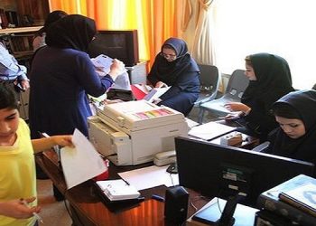 داره کل ارزیابی عملکرد و پاسخگویی به شکایات وزارت آموزش و پرورش درباره پایش و ارزیابی عملکرد مدارس در فرآیند ثبت‌نام، اطلاعیه‌ای صادر کرد. متن این اطلاعیه به شرح زیر است: به استحضار والدین گرامی می‌رساند، در راستای تکریم ارباب‌رجوع و ارتقای کیفیت خدمات آموزشی، همچنین به منظور پایش و ارزیابی عملکرد مدارس در فرآیند ثبت‌نام، اداره کل ارزیابی عملکرد و پاسخگویی به شکایات اقدام به فراهم‌سازی بستری مناسب جهت انعکاس نظرسنجی اولیای محترم کرده است. شما می‌توانید با اسکن کیوآرکد«Qr code» نصب‌شده در تابلو اعلانات مدرسه محل مراجعه، عملکرد مدارس و عوامل اجرایی فرآیند ثبت‌نام را به صورت شفاف ارزیابی کنید. اطمینان خاطر داده می‌شود که هویت شرکت‌کنندگان در این نظرسنجی محفوظ مانده و اطلاعات ارائه‌شده صرفاً جهت بهبود عملکرد و کیفیت خدمات مدارس مورد استفاده قرار خواهد گرفت. بی‌تردید، مشارکت صادقانه و آگاهانه شما نقش بسزایی در ارتقاء نظام آموزشی خواهد داشت.