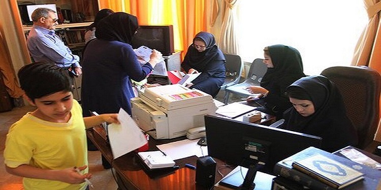 داره کل ارزیابی عملکرد و پاسخگویی به شکایات وزارت آموزش و پرورش درباره پایش و ارزیابی عملکرد مدارس در فرآیند ثبتنام، اطلاعیهای صادر کرد. متن این اطلاعیه به شرح زیر است: به استحضار والدین گرامی میرساند، در راستای تکریم اربابرجوع و ارتقای کیفیت خدمات آموزشی، همچنین به منظور پایش و ارزیابی عملکرد مدارس در فرآیند ثبتنام، اداره کل ارزیابی عملکرد و پاسخگویی به شکایات اقدام به فراهمسازی بستری مناسب جهت انعکاس نظرسنجی اولیای محترم کرده است. شما میتوانید با اسکن کیوآرکد«Qr code» نصبشده در تابلو اعلانات مدرسه محل مراجعه، عملکرد مدارس و عوامل اجرایی فرآیند ثبتنام را به صورت شفاف ارزیابی کنید. اطمینان خاطر داده میشود که هویت شرکتکنندگان در این نظرسنجی محفوظ مانده و اطلاعات ارائهشده صرفاً جهت بهبود عملکرد و کیفیت خدمات مدارس مورد استفاده قرار خواهد گرفت. بیتردید، مشارکت صادقانه و آگاهانه شما نقش بسزایی در ارتقاء نظام آموزشی خواهد داشت.