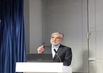 دکتر حسین سیمایی، وزیر علوم، عصر امروز پنج شنبه با حضور در منزل استادان شهید دکتر فریدون عباسی، دکتر احمد ذولفقاری داریانی و دکتر عبدالحمید مینوچهر، ضمن عرض تبریک و تسلیت شهادت این دانشمندان و استادان دانشگاه شهید بهشتی به بستگان ایشان، با خانواده های آنها دیدار و گفتگو کرد. در این دیدار که بیش از چهار ساعت به طول انجامید، ضمن گرامیداشت یاد و خاطره این شهدای والامقام عرصه علم و معرفت، مواردی از قبیل شرایط اسکان بازماندگان، بازسازی و تعمیر منازل آسیب دیده، تهیه امکانات و وسایل مورد نیاز خانواده ها و مباحث حقوقی مربوط به استادان شهید و بازماندگان ایشان مورد بحث و گفتگو قرار گرفت. در این راستا، دکتر سیداحمدرضا خضری، مشاور وزیر و مدیرکل حوزه وزارتی به عنوان نماینده وزارت علوم به خانواده های شهیدان معرفی شد تا امور مربوط به ایشان را پیگیری نماید.