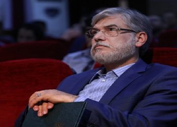 حسین سیمایی صراف وزیر علوم، تحقیقات و فناوری از مجتمع استادان سرو بازدید کرد. وی افزود: متأسفانه بر اثر تجاوز رژیم صهیونیستی به مجتمع استادان سرو علاوه بر اینکه عزیزانی را از دست دادیم، تعداد زیادی از هم‌وطنان ما صدمات مالی هم دیدند. وزیر علوم افزود: چندین بلوک مجتمع آسیب‌های بسیار جدی دیده است و خوشبختانه مدیریت ساختمان مجتمع، پیگیری‌های بسیار خوبی برای جبران این صدمات کرده‌اند. وی ادامه داد: از روزهای اول این اتفاق، معاون اداری، مالی و مدیریت منابع وزارت علوم، همکاران را موظف کرده تا بازسازی و جبران خسارات در اولین فرصت انجام شود. وزیر علوم افزود: یکی از اقدامات سریع و فوری تأسیسات گاز بود که آسیب بسیار جدی دیده و باعث شده که بلوک‌های دیگر نیز از این سرویس محروم شوند، به همین دلیل تعمیر و بازسازی تأسیسات گاز در اولویت قرار گرفت. سیمایی صراف افزود: در این راستا تأمین مالی از سوی وزارت علوم انجام شد و دوستان شرکت ملی گاز نیز پیگیر بودند و ان شاء الله تا چند روز دیگر این انشعابات فعال می‌شود.