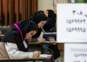 رضا محمدی با اعلام این خبر، گفت: کارت و راهنمای شرکت در آزمون از روز یکشنبه ۲۲ تیرماه تا روز چهارشنبه ۲۵ تیر در سامانه جامع آزمون سراسری مندرج در درگاه اطلاع‌رسانی سازمان سنجش آموزش کشور برای مشاهده و پرینت فعال خواهد شد و متقاضیان باید با ورود به کارپوشه خود یک نسخه پرینت از راهنما و کارت شرکت در آزمون تهیه کنند و توجه داشته باشند که متقاضیان ۲ گروه آزمایشی، دارای ۲ کارت ورود به جلسه آزمون هستند. معاون وزیر علوم، تحقیقات و فناوری با بیان اینکه متقاضیان باید طبق تاریخ و آدرس تعیین شده بر روی کارت شرکت در آزمون، به حوزه امتحانی مربوط مراجعه کنند، افزود: برای شرکت در جلسه آزمون همراه داشتن و ارائه کارت شرکت در آزمون و اصل کارت ملی یا اصل شناسنامه الزامی است در غیر این صورت از ورود آنان به جلسه آزمون جلوگیری خواهد شد.