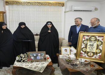 دیدار معاون رئیس‌جمهور با خانواده شهیده زینب نبی‌زاده