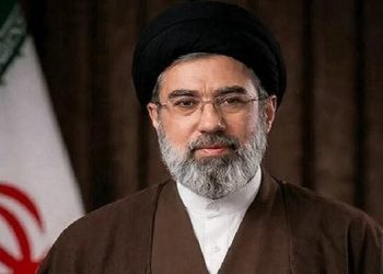 رهبر انقلاب: نباید با اعلام بنا بر مذاکرات با دشمن، تصور شود که حضور در خیابانها لازم نیست
