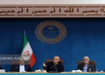 پزشکیان: تیم مذاکره‌کننده از چارچوب‌های تعیین‌شده رهبری عدول نمی‌کند