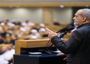 پزشکیان: رهبر انقلاب تا ابد در ذهن و قلب من زنده است و زنده خواهد ماند