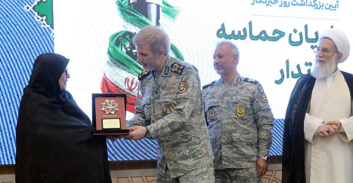 اهداء نشان فداکاری به خانواده شهید صحرایی