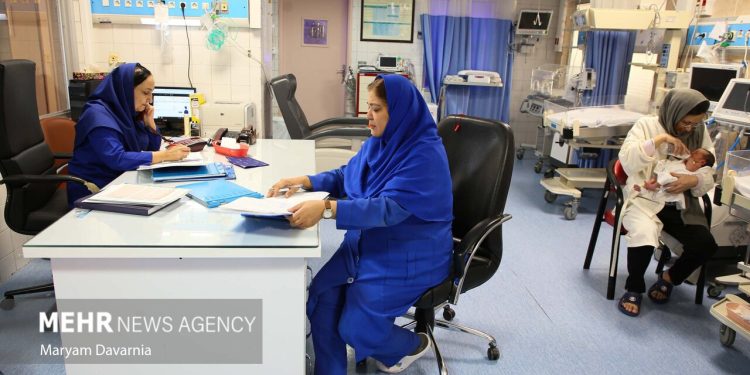 درآمد یک ماه پرستاران، تنها ۱۰ روز زندگی را تأمین میکند!