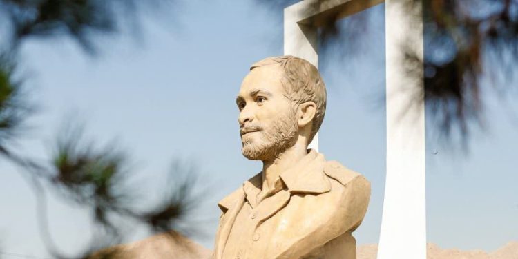 قد علم کردن سردیس ۱۲ متری شهید خرازی در ورودی اصفهان