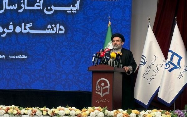 معلم، کلید تربیت نسل آینده است