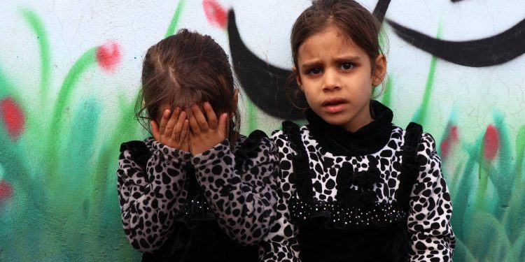 قایمباشک با دنیا؛ میان حیای خجالت و چشمهای پر از پرسش