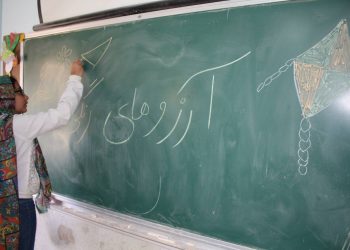 بومِ بی‌انتهای رویا؛ وقتی گچ و تخته‌سیاه پرواز را هجی می‌کنند
