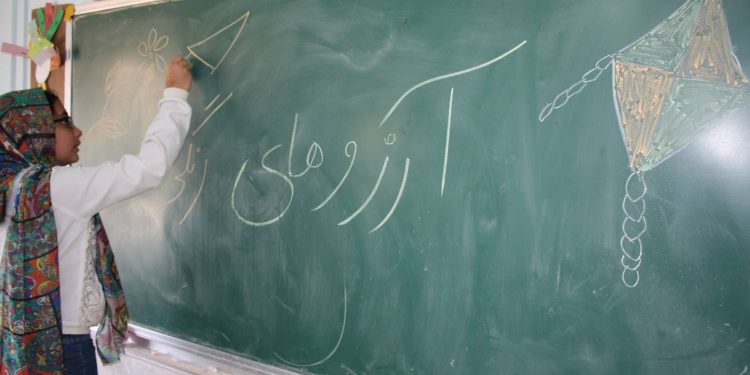 بومِ بی‌انتهای رویا؛ وقتی گچ و تخته‌سیاه پرواز را هجی می‌کنند