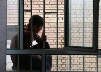 پشتِ پنجره‌ی بلوغِ زودرس؛ پسری که در آستانه‌ی رویاها کادر ماند