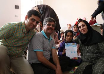 حلقه‌ی مهربانی حولِ یک رویا؛ همه در کنارِ یک نقاشی، همه برای یک نقاشی