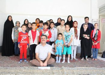 بزرگی در تواضع؛ نشستن برای قد کشیدنِ دیگران
