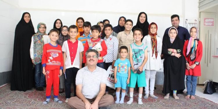 بزرگی در تواضع؛ نشستن برای قد کشیدنِ دیگران