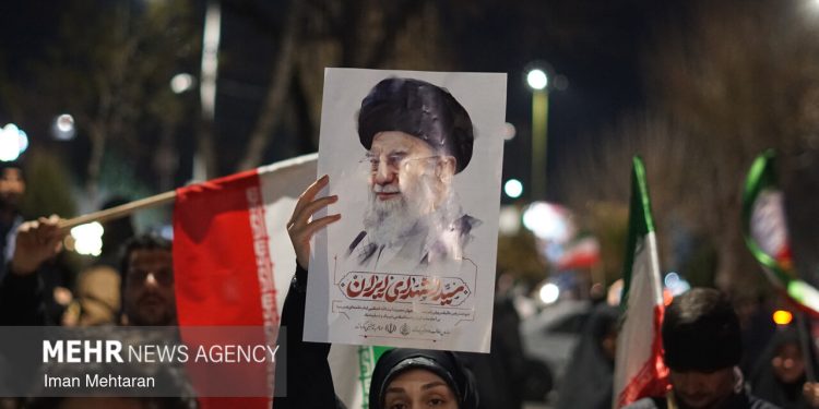 فریاد انتقام از خون شهید در تجمع شبانه مردم کرمانشاه