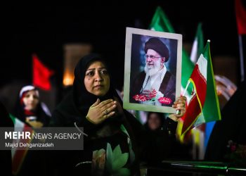حضور پرشور و ایستادگی مردم میبد در خیابان‌ها ادامه دارد