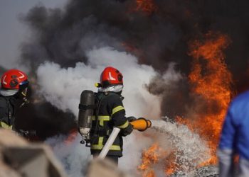 مهار آتش‌سوزی پسماند گلابگیری در جاده مشهداردهال کاشان