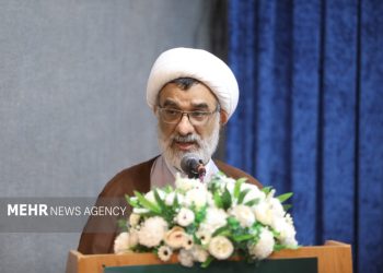 مسئولان باید بیشتر از مردم به خودسازی توجه کنند