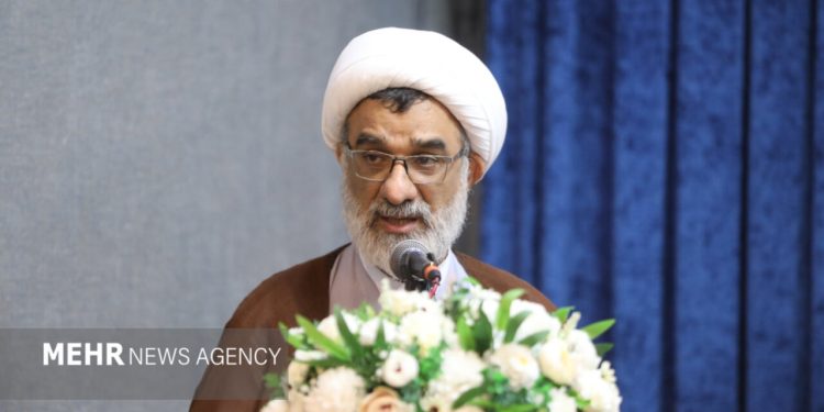 مسئولان باید بیشتر از مردم به خودسازی توجه کنند