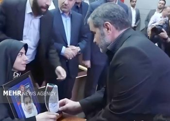 تقدیر از ۱۳ کارمند ایثارگر استان تهران در جشنواره شهید رجایی