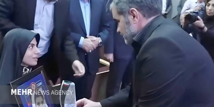 تقدیر از ۱۳ کارمند ایثارگر استان تهران در جشنواره شهید رجایی