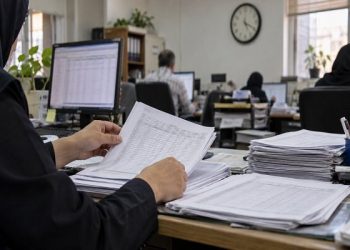 تغییر ساعت کار و بازنگری مزد؛ چالش‌های حقوق مهرماه در انتظار کارگران