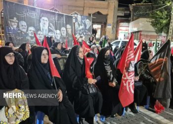 همدلی نسل‌ها در میدان انقلاب گنبدکاووس