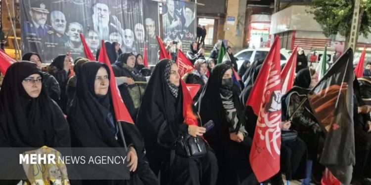 همدلی نسل‌ها در میدان انقلاب گنبدکاووس
