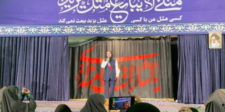 بانوی قهرمان جهانی موی تای در تجمع مردم قم حضور یافت