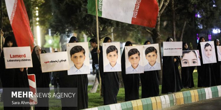 گرامیداشت شهدای مدرسه میناب به مناسبت روز جهانی کودک در مشهد