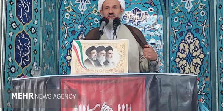 «شعار «هیهات من‌الذله»؛ نماد مقاومت ملت ایران از دیدگاه امام جمعه گرمسار»