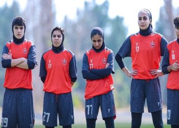 پرسپولیس همچنان در صدر جدول؛ دربی کرمان بدون برنده به پایان رسید