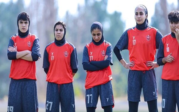 پرسپولیس همچنان در صدر جدول؛ دربی کرمان بدون برنده به پایان رسید