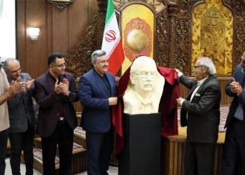رونمایی از تندیس «منصور حمیدی» در اختتامیه تئاتر استانی «رویش»