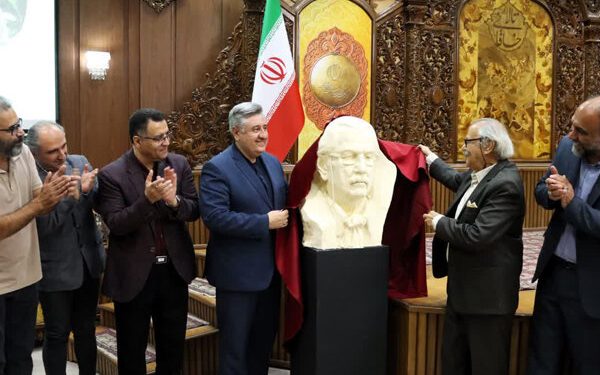 رونمایی از تندیس «منصور حمیدی» در اختتامیه تئاتر استانی «رویش»