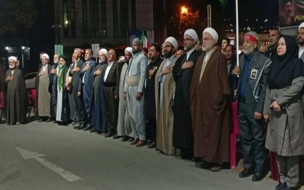 اجتماع شبانه ۲۳۲ سنندجی‌ها در حمایت از رهبری و انقلاب