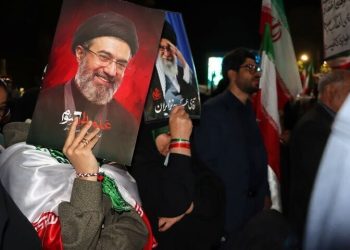 شب ۲۳۳ مقاومت؛ تجدید بیعت مردم محلات با رهبر انقلاب در پرچمگردانی باشکوه
